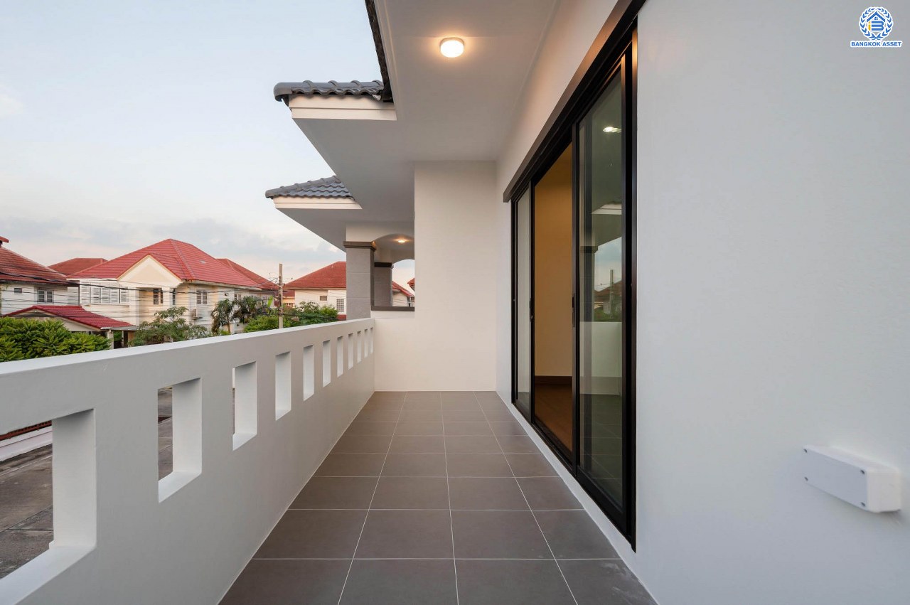 บ้านมือสองตกแต่งใหม่ โครงการ ลภาวัน9 ชัยพฤกษ์-ปากเกร็ด เนื้อที่ 71.9 ตร.ว. ฟังก์ชัน 3 ห้องนอน 3 ห้องน้ำ 1 ห้องอเนกประสงค์ 2 ที่จอดรถ ภายในบ้านกว้างขวาง ตอบโจทย์ทุกคนในครอบครัว บนทำเลที่ดีที่สุด เดินทางสะดวก เชื่อมต่อเมือง ใกล้เซ็นทรัลแจ้งวัฒนะ โรบินสัน ไลฟ์ไตล์ ราชพฤกษ์ และรถไฟฟ้าสายสีม่วง "สถานีบางพลู"